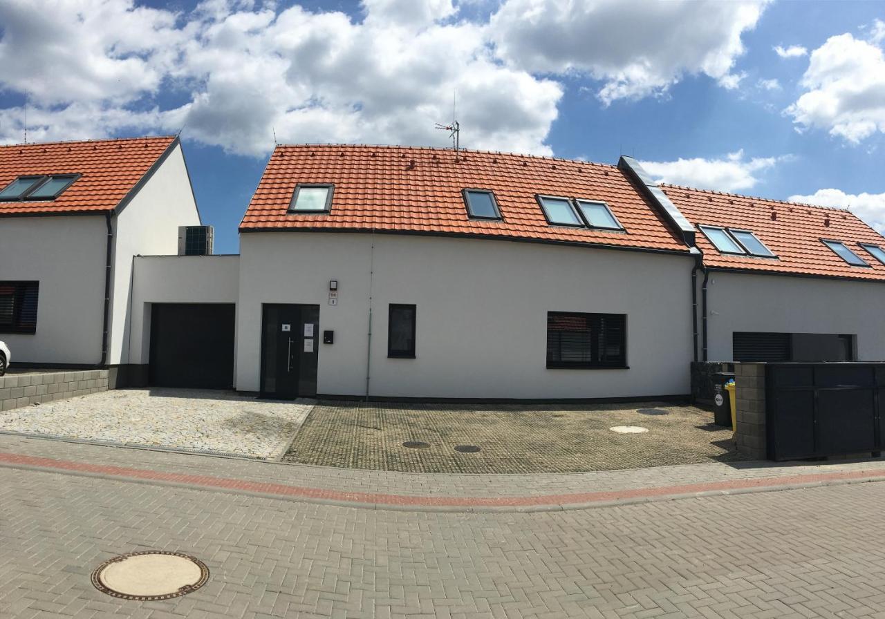 Vilabyty s vířivkou nebo zahradou a výhledem na zámek Mikulov Esterno foto